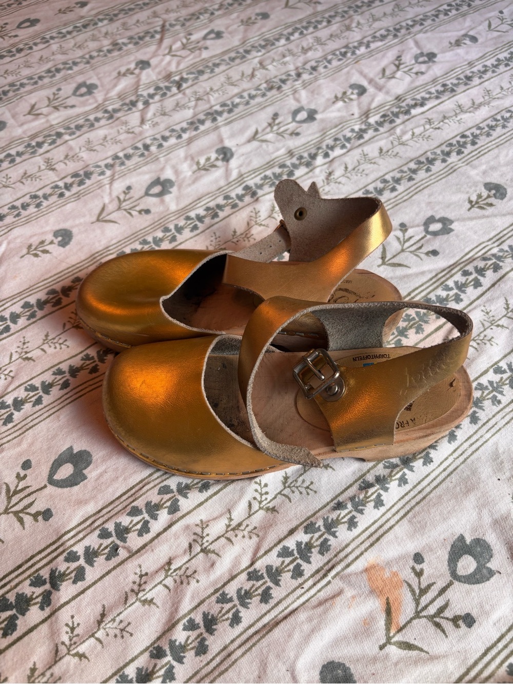 Lotta from Stockholm Girl’s Gold Leather Clogs - Picture 2 of 5